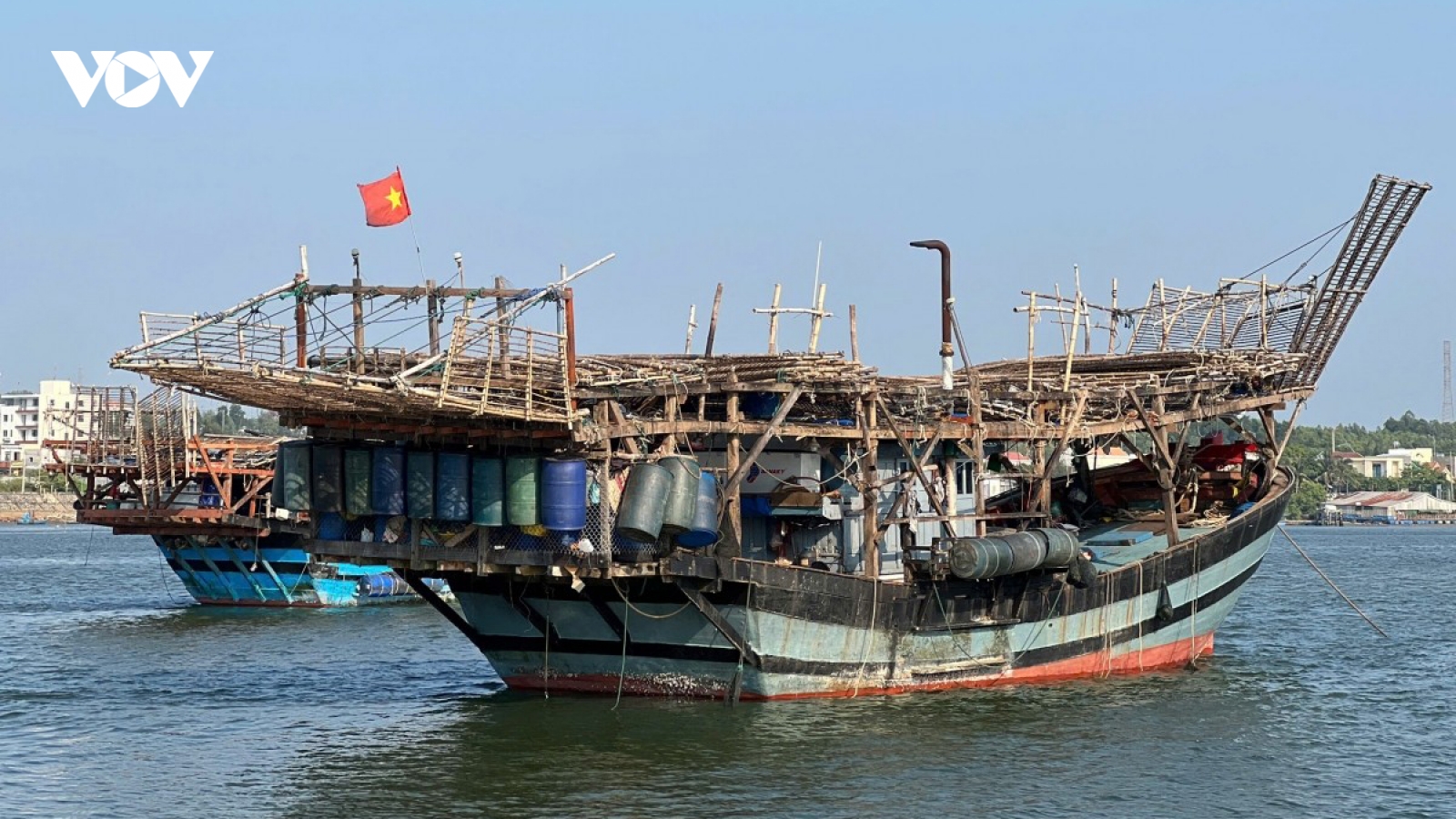 Tàu cá Quảng Ngãi gặp nạn ở biển Trường Sa, 33 ngư dân được cứu, 3 người mất tích