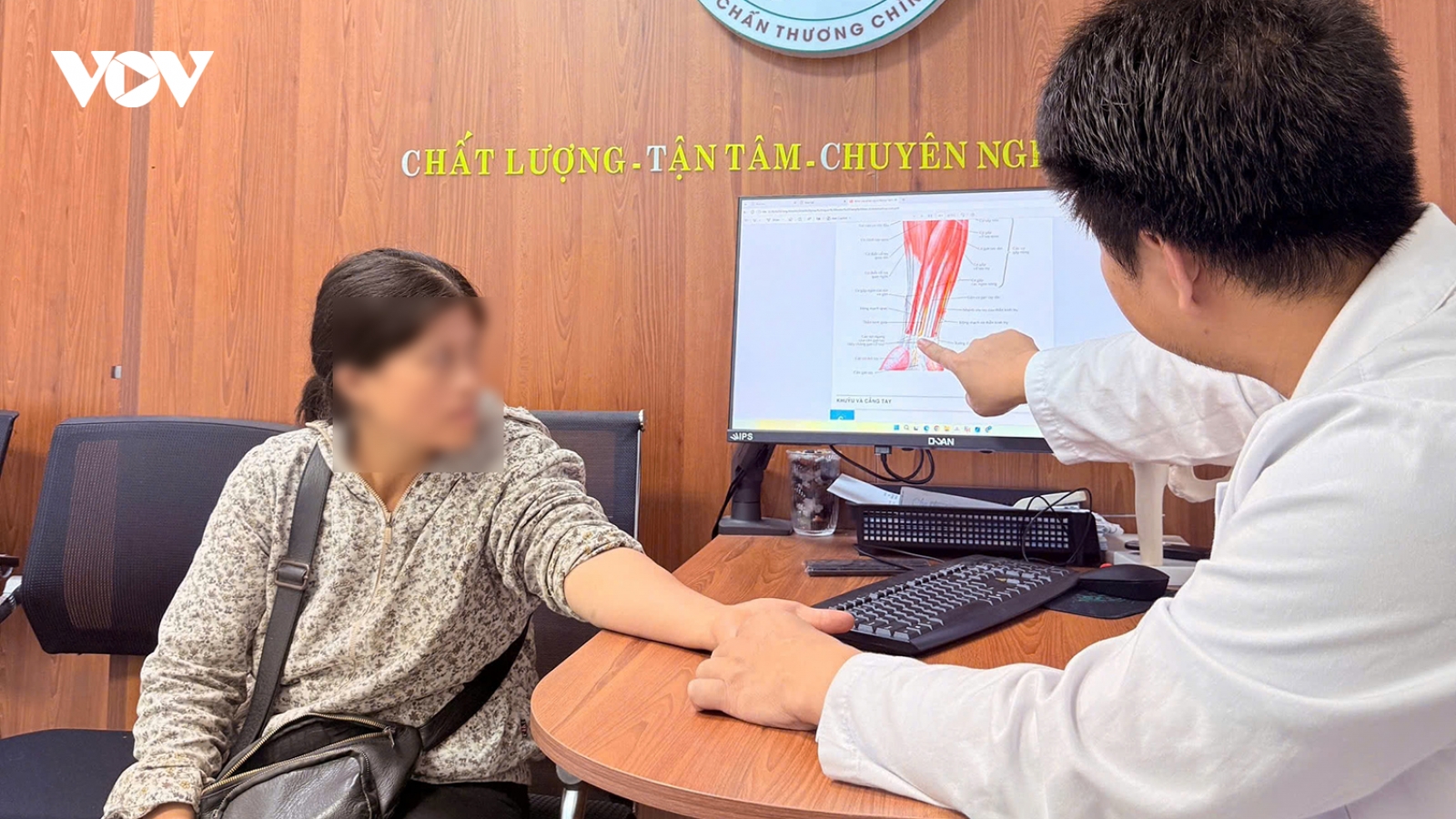 Không bế nổi cháu vì tê tay kéo dài, người phụ nữ phát hiện bệnh ít ngờ tới