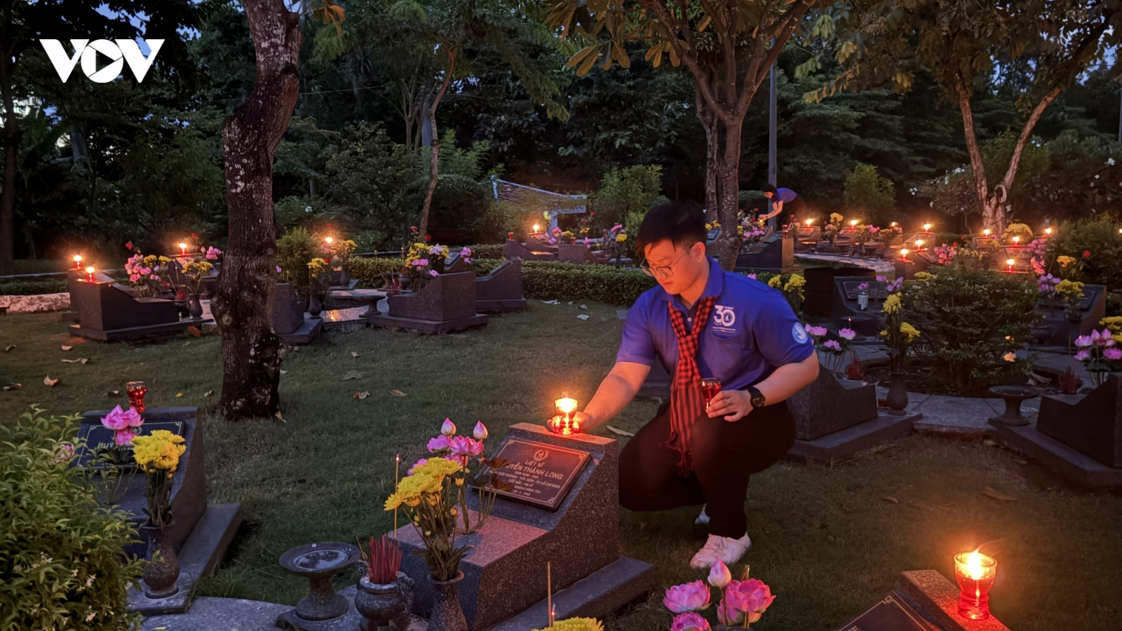 Thanh niên TP.HCM thắp nến, dâng hương Anh hùng, liệt sĩ