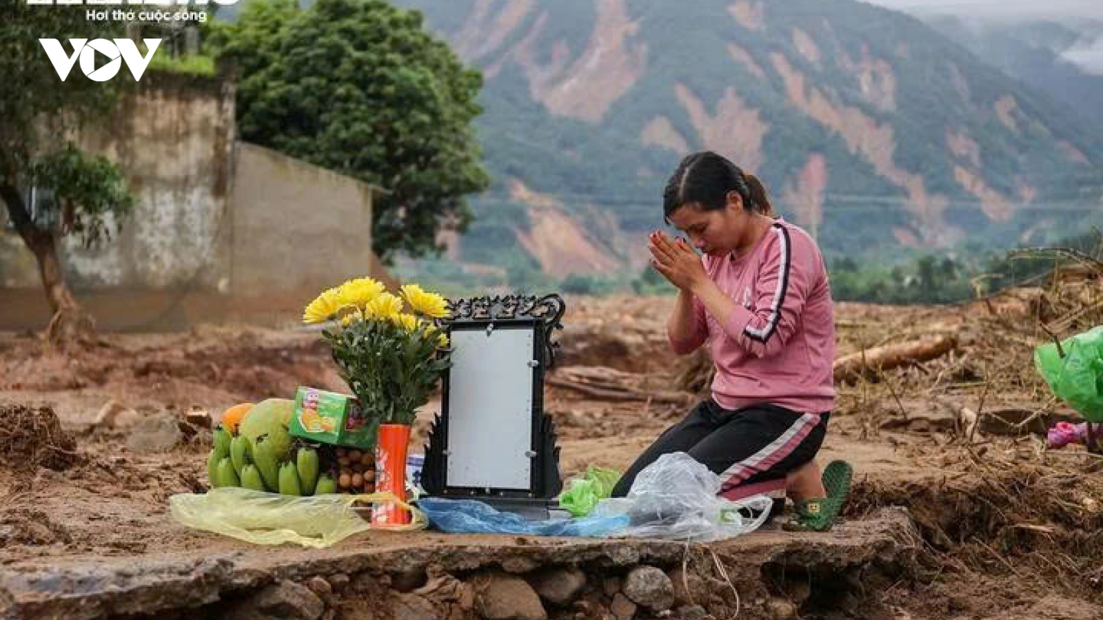 Lập bàn thờ tạm trên nền nhà sau lũ quét kinh hoàng, mòn mỏi chờ người thân trở về