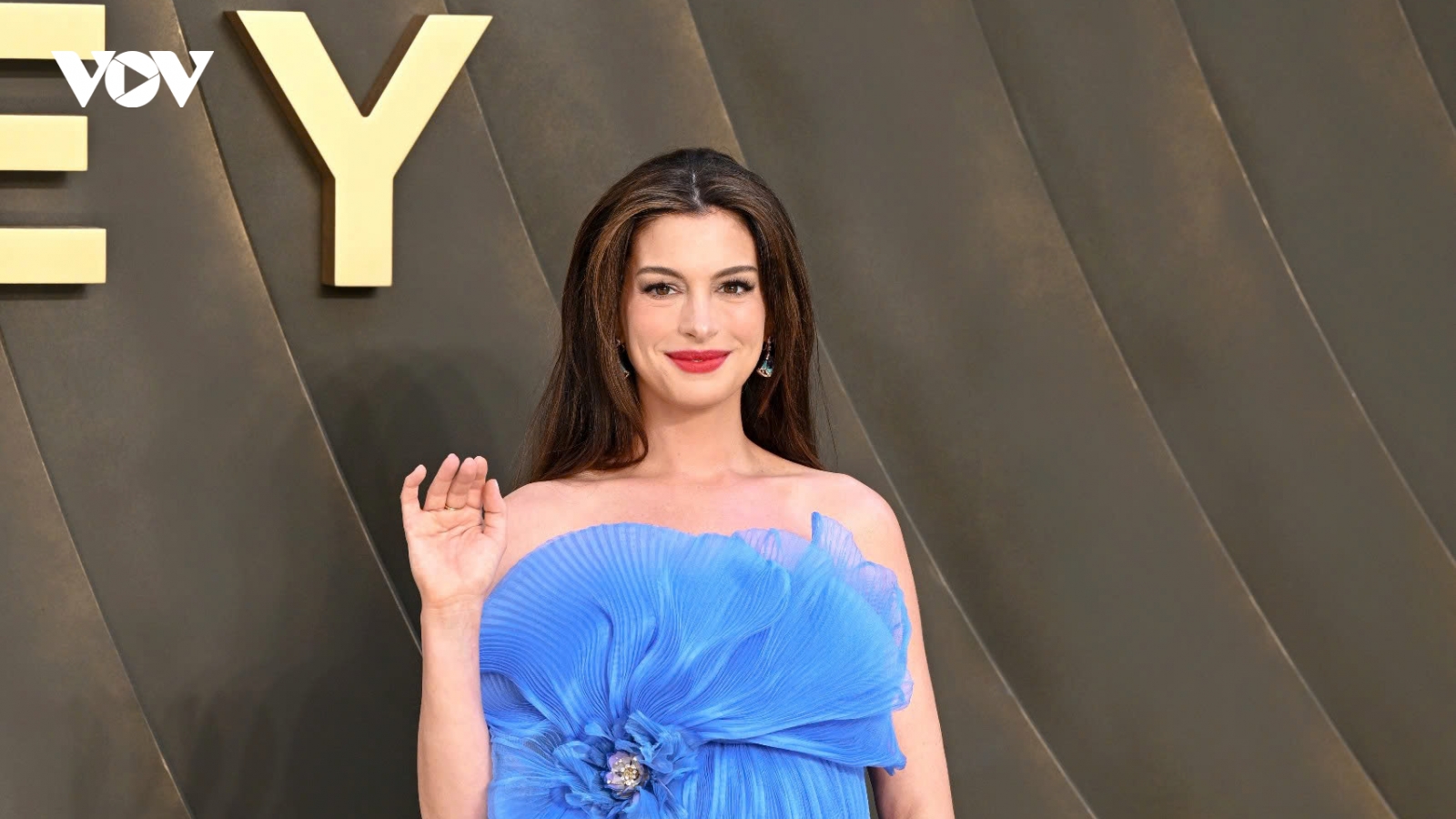 Anne Hathaway bế bụng bầu dự ra mắt The Odyssey