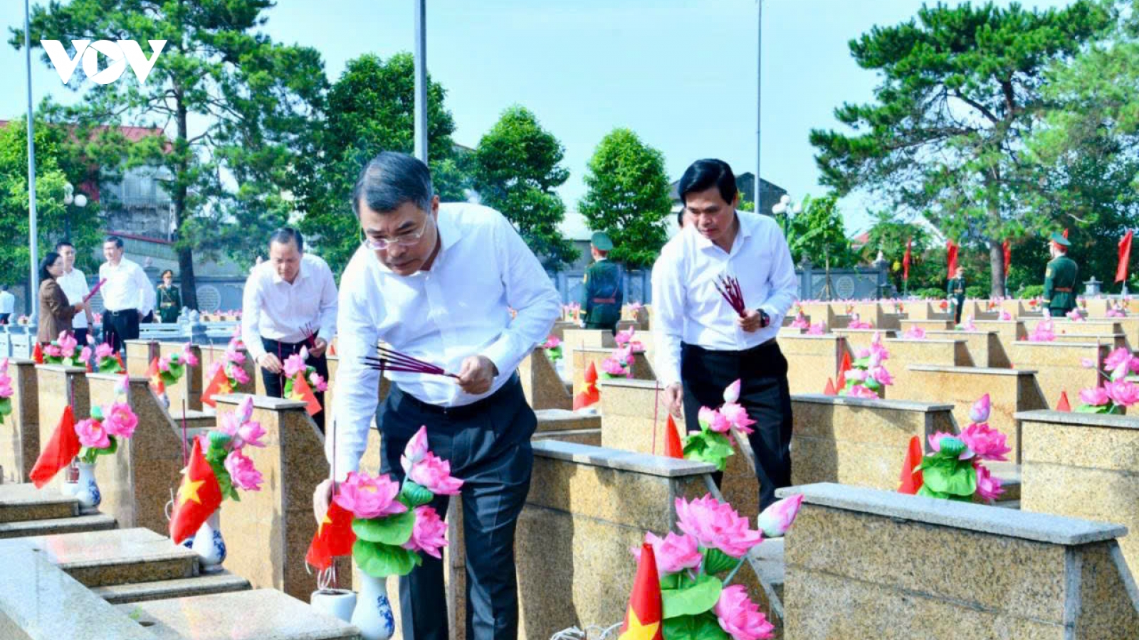 Thủ tướng dâng hương, tưởng niệm các Anh hùng Liệt sĩ ở Lạng Sơn