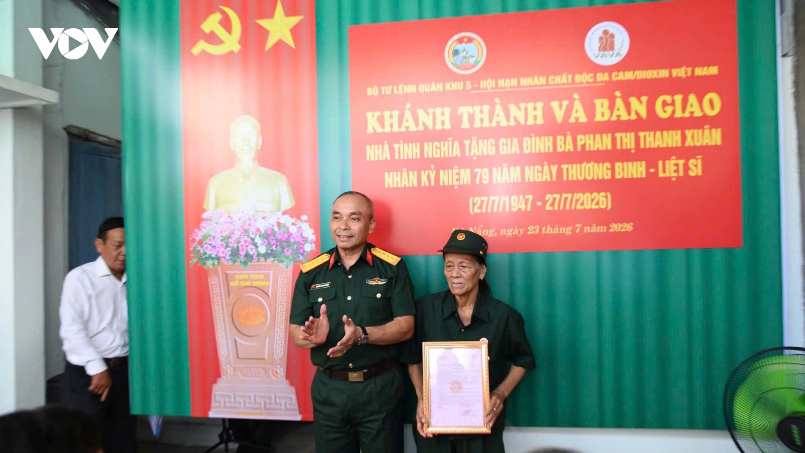 Bàn giao 2 nhà tình nghĩa tặng gia đình người có công ở TP Đà Nẵng