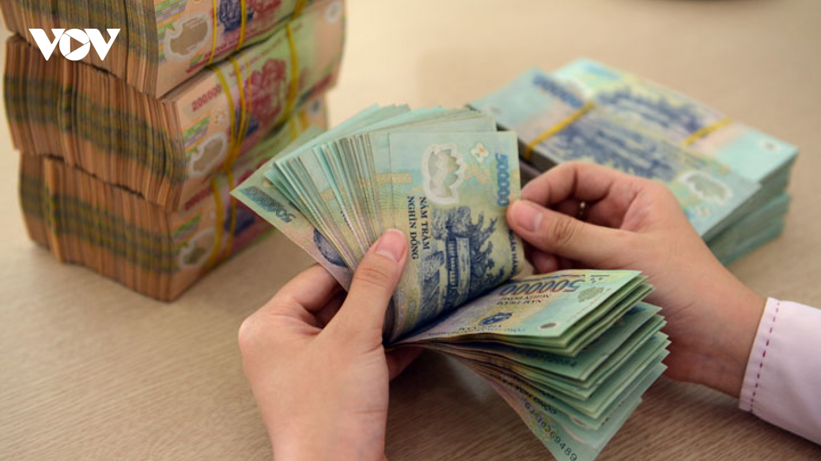 Lãi suất tiền gửi thực tế cao hơn lãi suất niêm yết tại nhiều ngân hàng