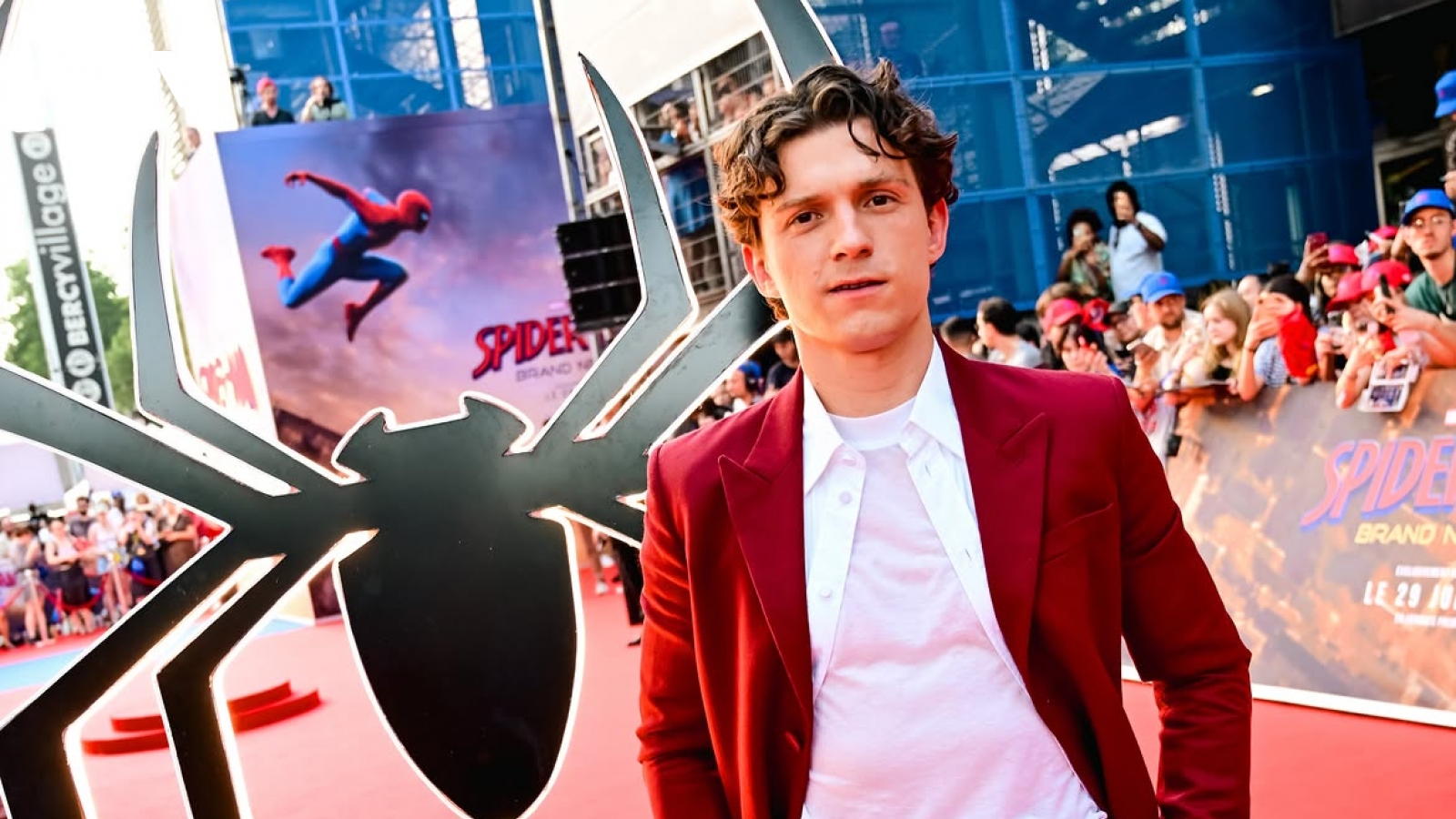 Tom Holland thừa nhận từng xấu hổ khi quảng bá một số bộ phim của mình