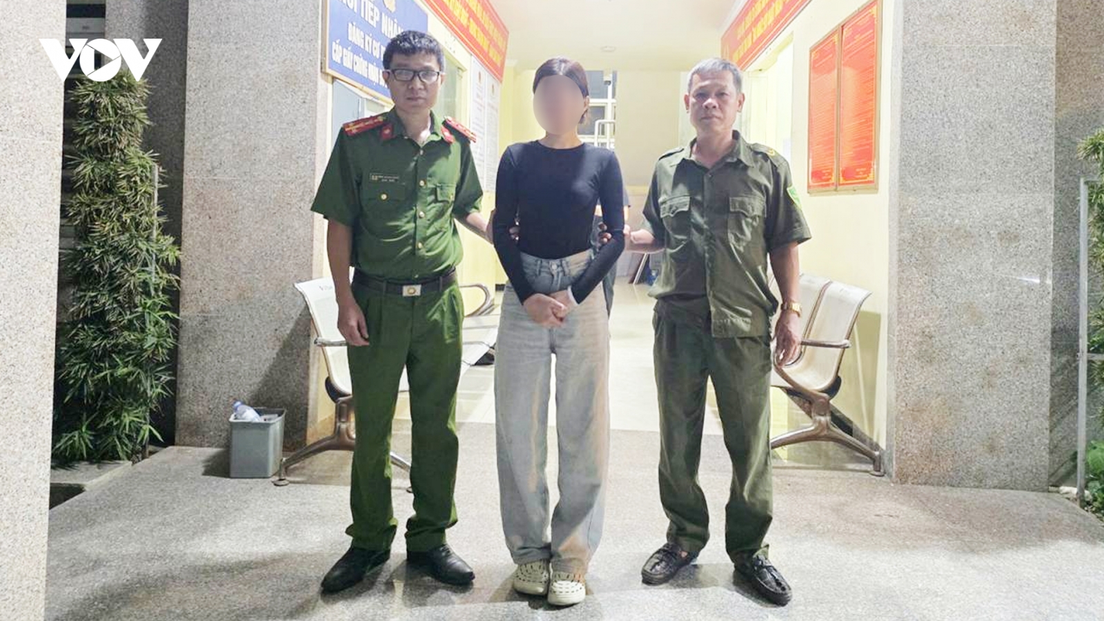 Kiểm tra cư trú, Công an Hà Nội bắt gọn nữ quái bị truy nã về án ma túy