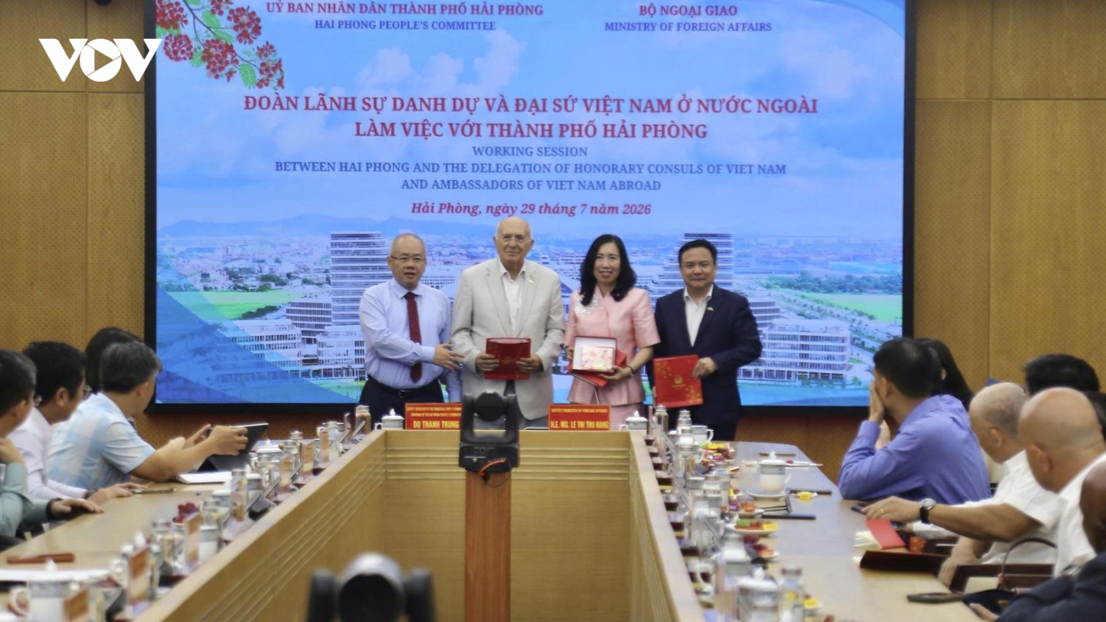 Đoàn Lãnh sự danh dự Việt Nam ở nước ngoài thăm và làm việc tại TP Hải Phòng