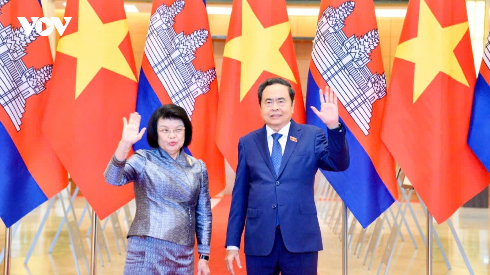 Vietnam and Cambodia vow to give top priority to bilateral relations