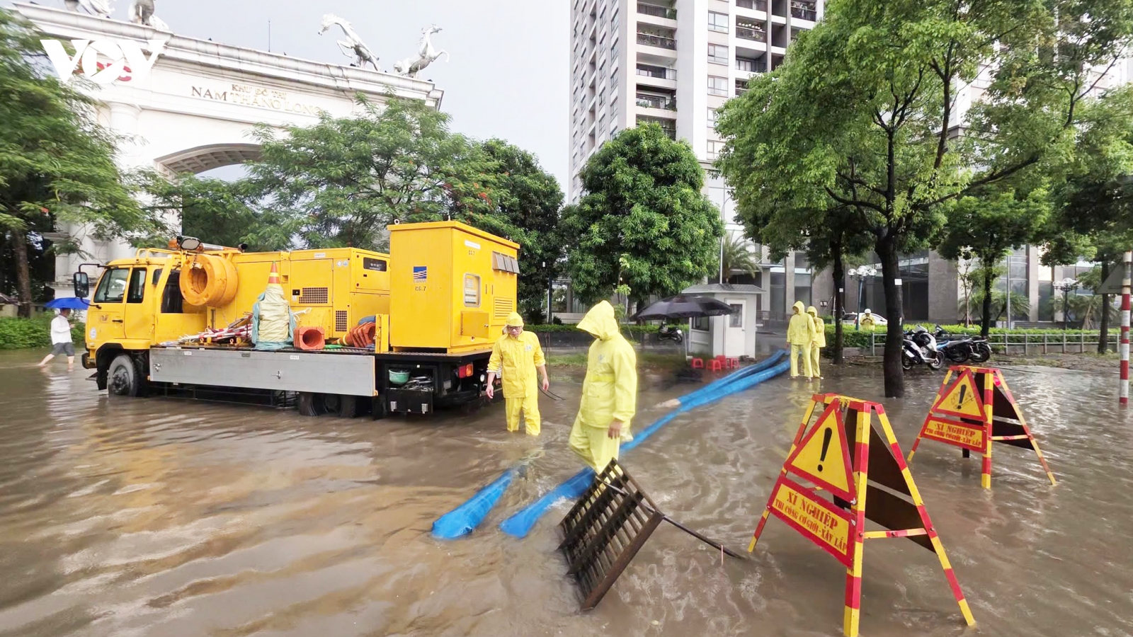 Mưa lớn sáng 25/7 khiến nhiều điểm ngập cục bộ, Hà Nội khẩn trương tiêu úng