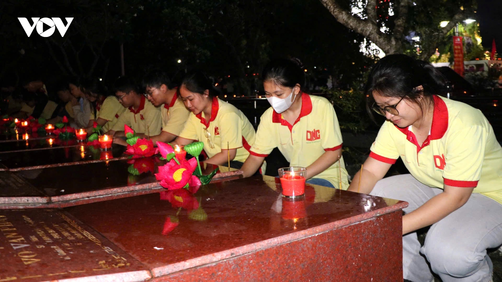 Thắp nến tri ân các anh hùng liệt sĩ tại Cần Thơ