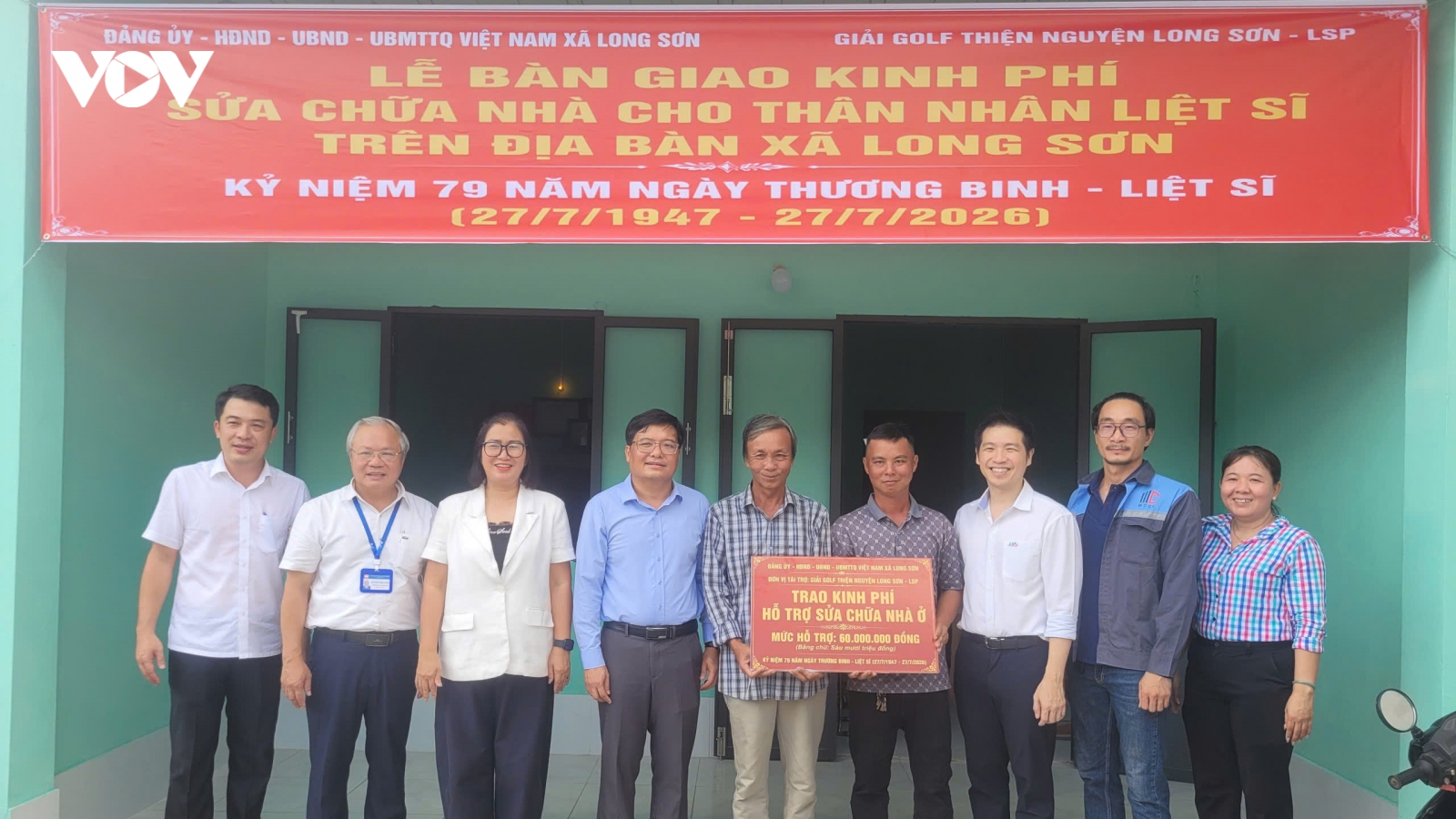 Xã đảo Long Sơn, TP.HCM tặng 130 triệu đồng sửa nhà cho gia đình thờ cúng liệt sĩ