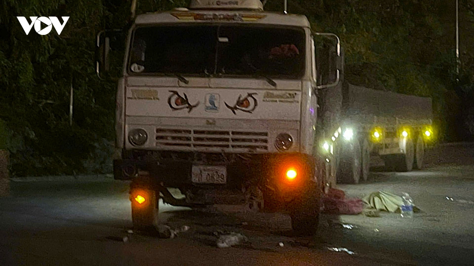 Va chạm giữa xe đầu kéo và xe đạp điện, một nữ sinh tử vong
