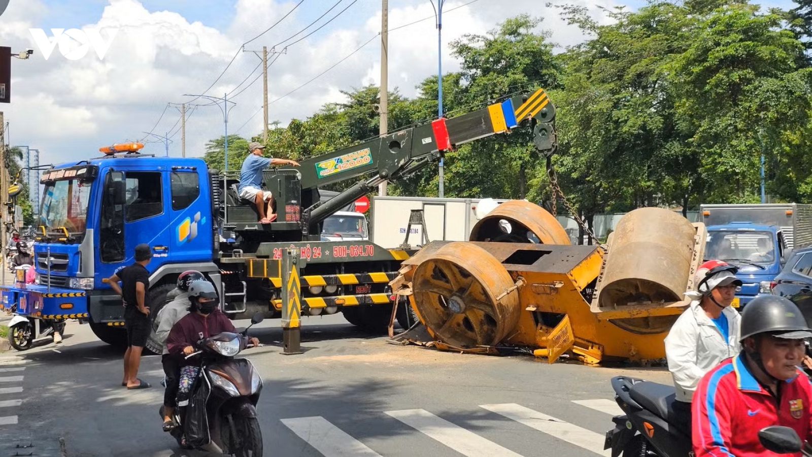 Xe lu rơi khỏi xe tải, người đi đường thoát nạn trong gang tấc
