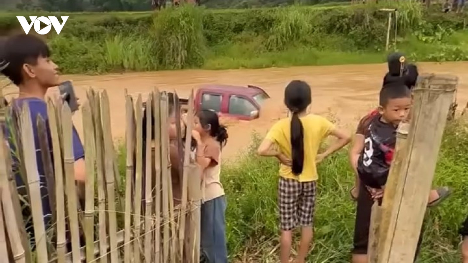 Nước lũ dâng nhanh, cuốn trôi 1 ô tô ở Sơn La