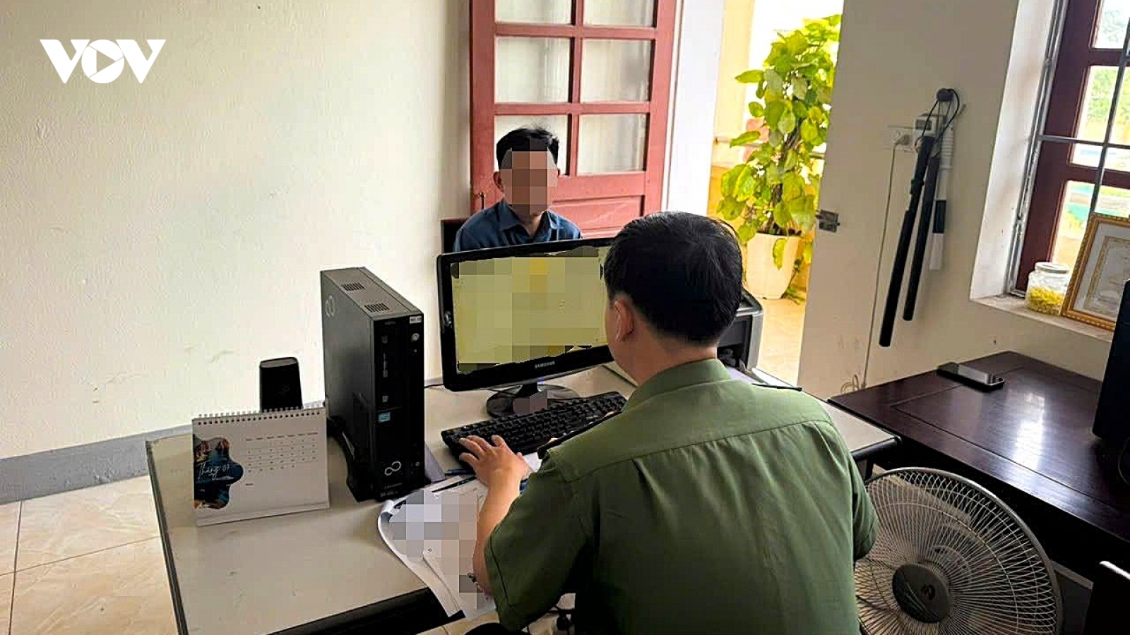 Đăng bình luận sai sự thật trên Facebook, người đàn ông bị công an mời làm việc