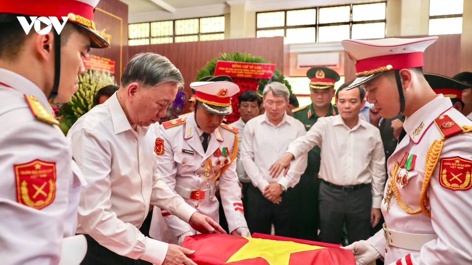 Tổng Bí thư, Chủ tịch nước dâng hương tại nơi quy tập hài cốt liệt sĩ ở Công viên Lê Thị Riêng