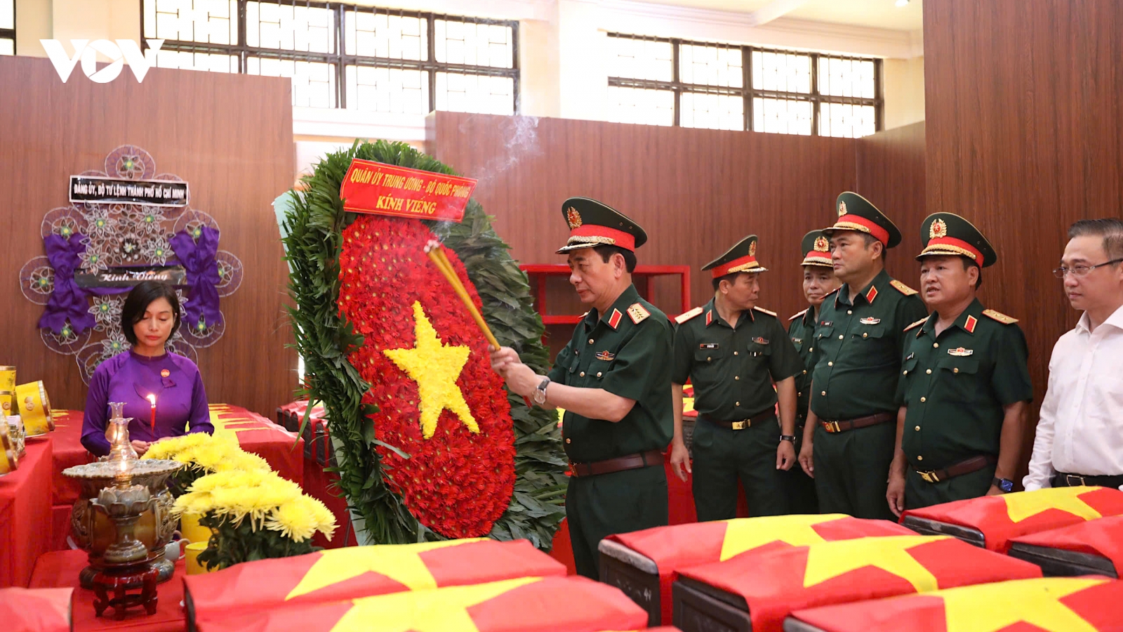 Đại tướng Phan Văn Giang dâng hương Anh hùng liệt sĩ tại Công viên Lê Thị Riêng