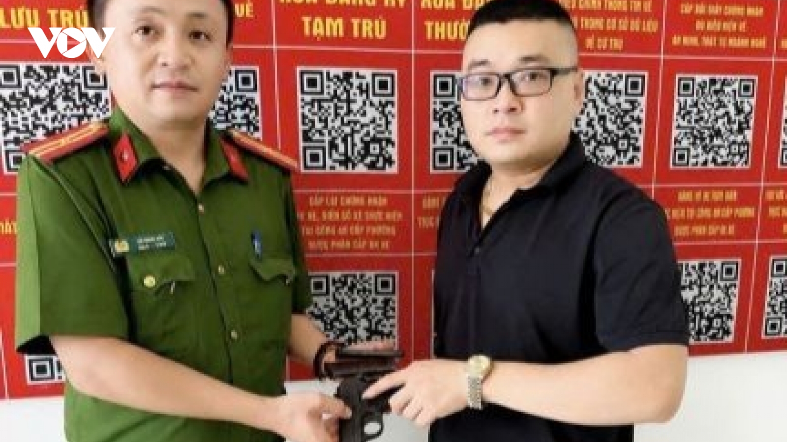 Một người ở Quảng Ngãi tự nguyện giao nộp súng K54 và 13 viên đạn