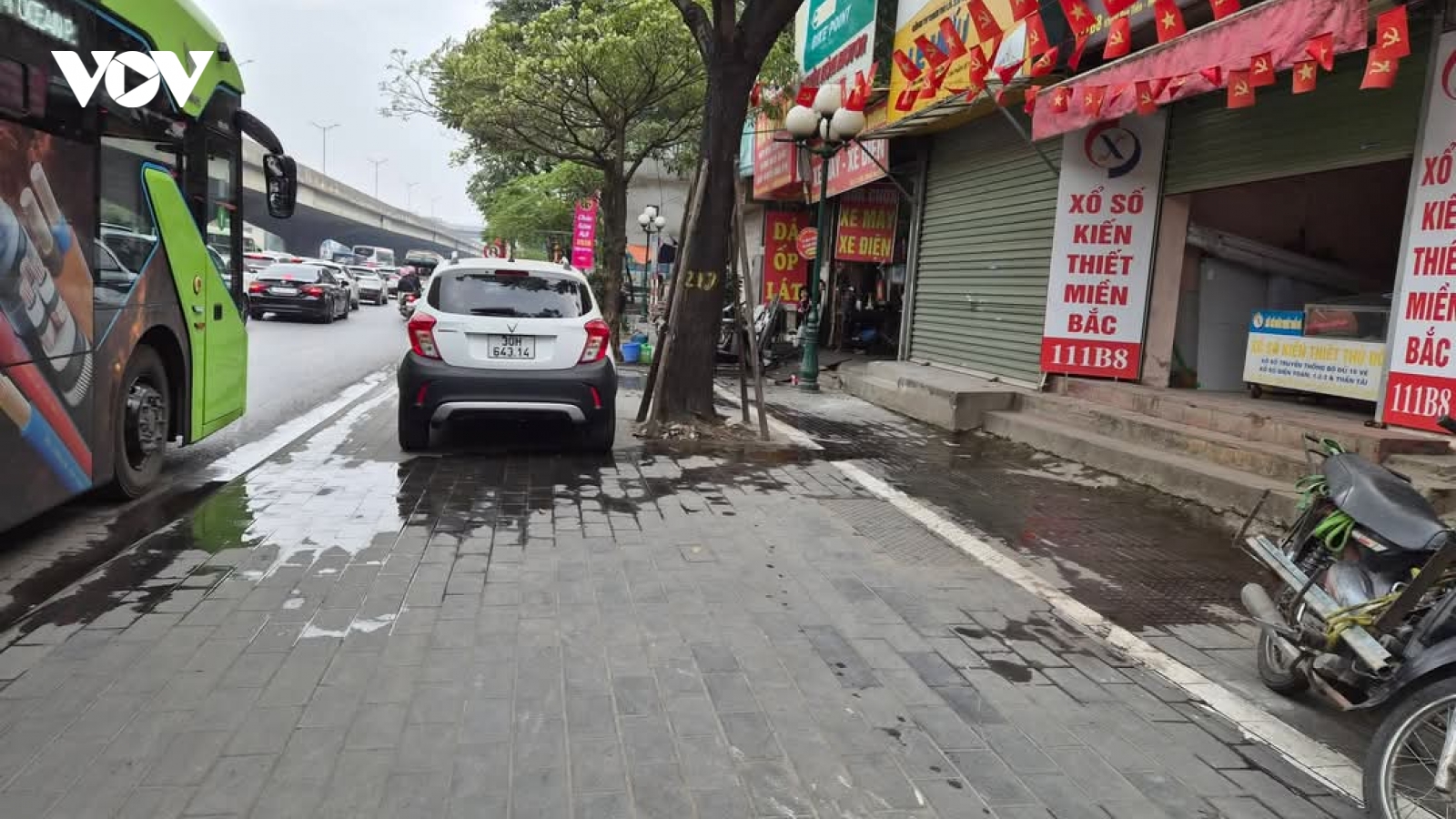 Ngõ nhỏ ý thức đừng nhỏ, nhớ cách cụ ấy đổ nước ra lối đi chung