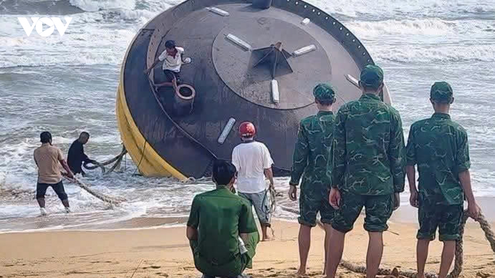 Tìm chủ sở hữu phao trôi dạt vào bờ biển Quảng Ngãi