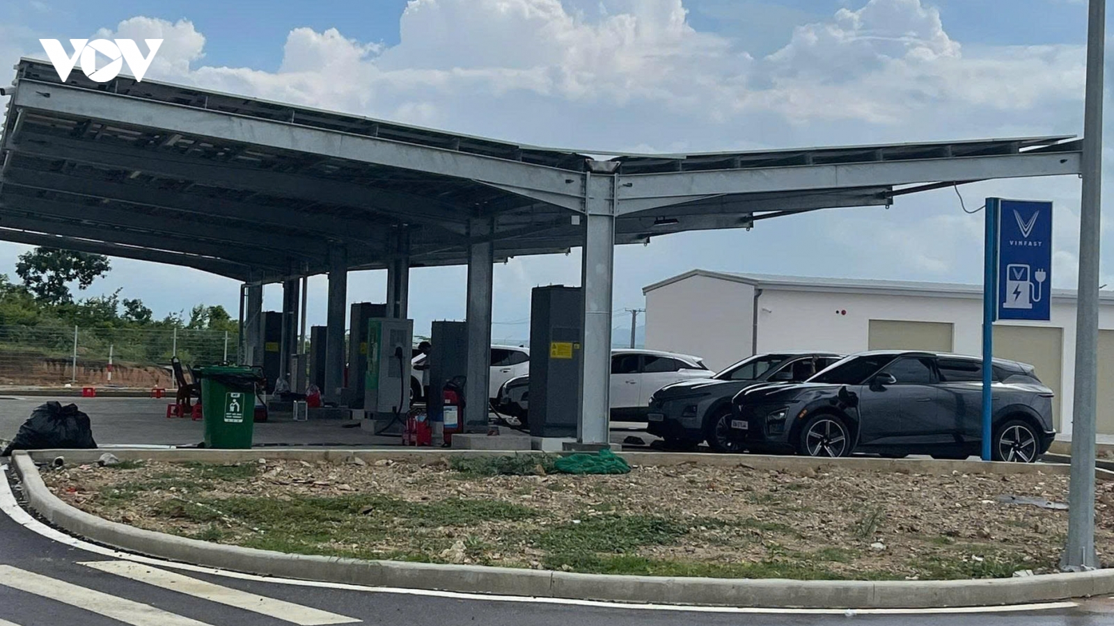 21 trạm dừng nghỉ cao tốc Bắc - Nam: Bao giờ đồng bộ trạm sạc xe điện?