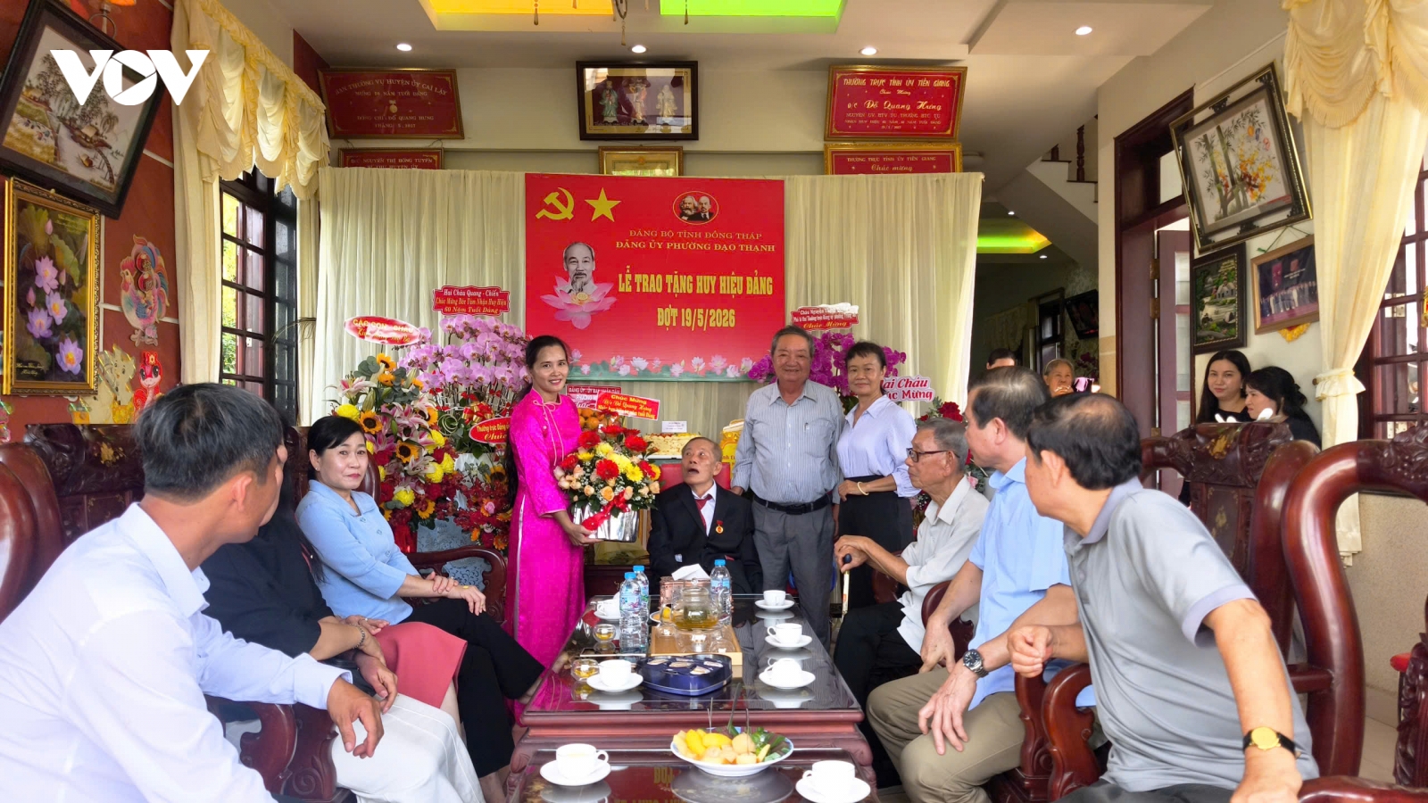 Đồng Tháp trao, truy tặng Huy hiệu Đảng cho hơn 6.200 đảng viên