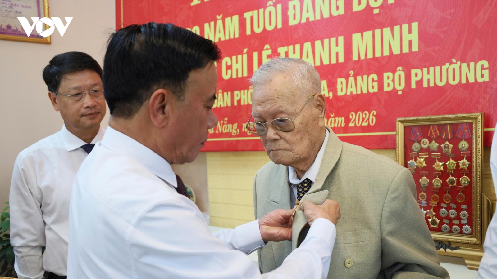 Thường trực Ban Bí thư dự lễ trao Huy hiệu 80 năm tuổi Đảng