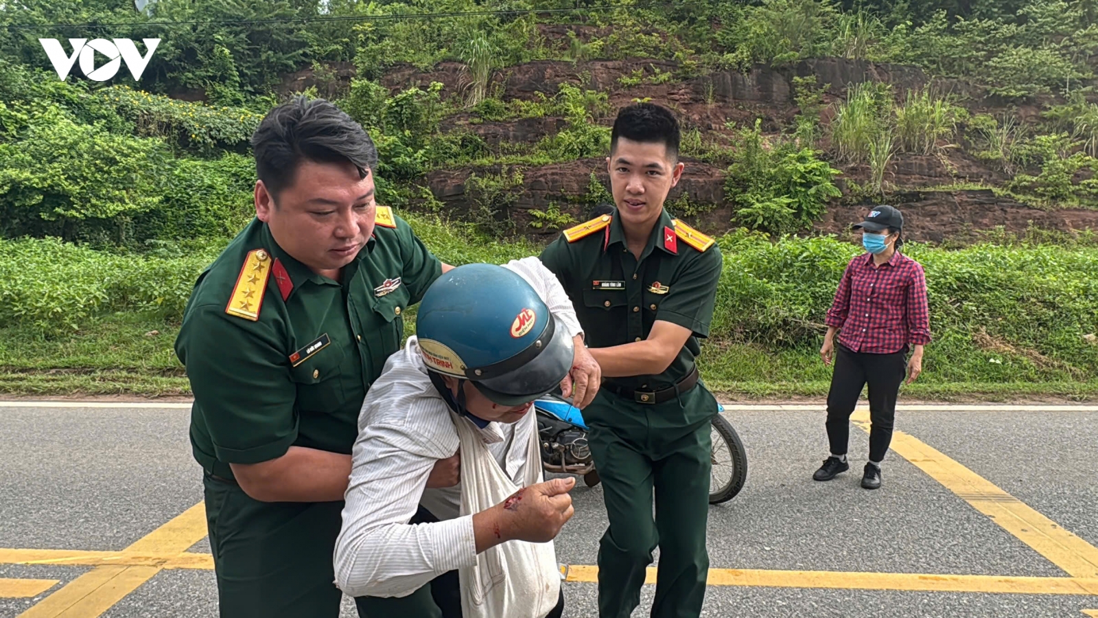 Tổ công tác Bộ Chỉ huy Quân sự tỉnh Sơn La kịp thời giúp người dân bị tai nạn giao thông