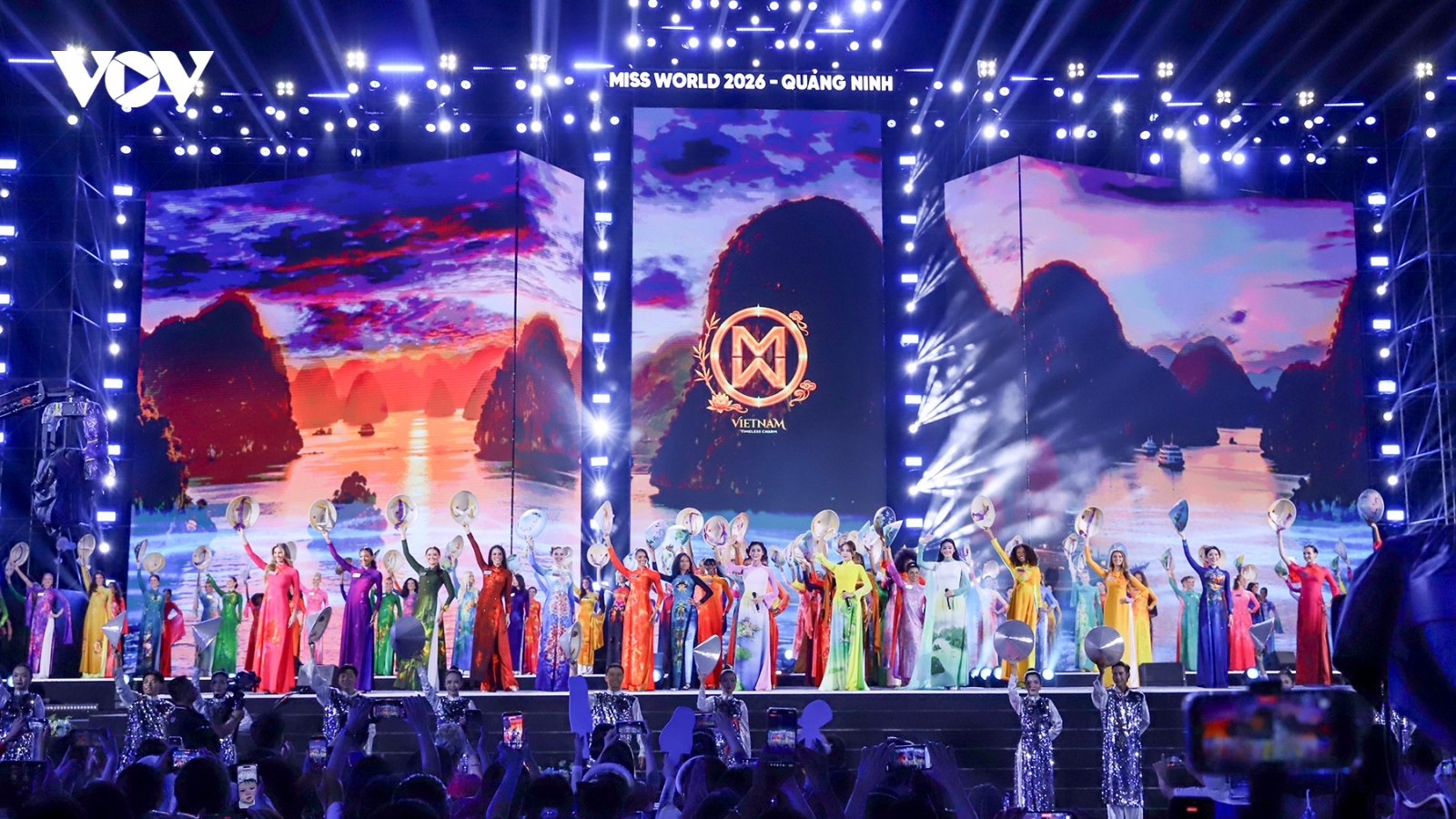 111 người đẹp các nước trình diễn áo dài tại đêm khai mạc Miss World 2026
