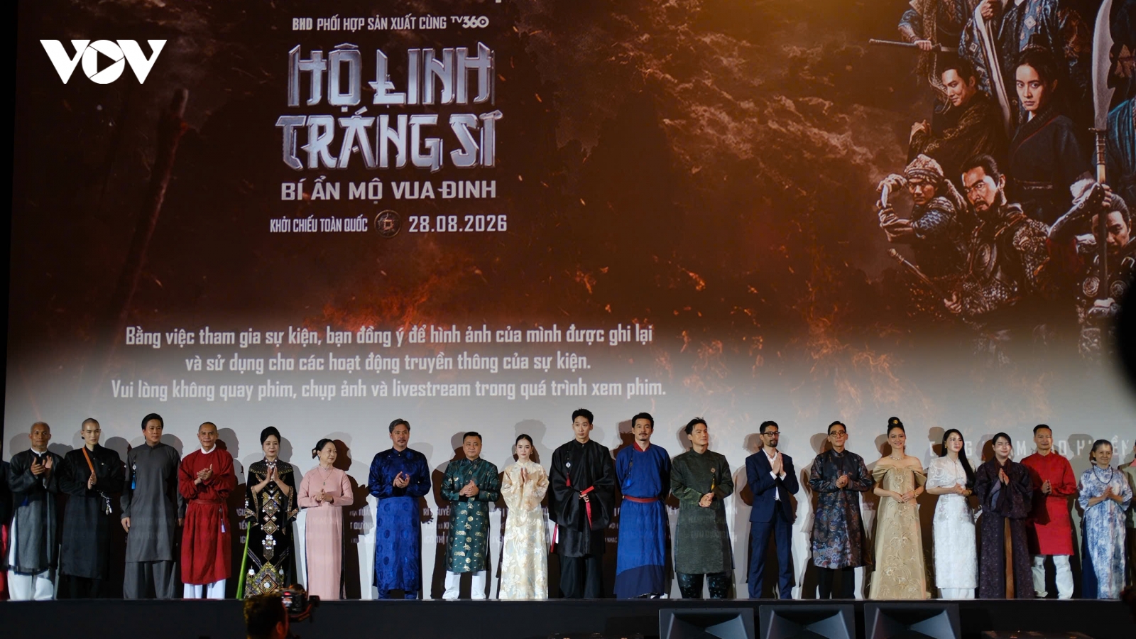 Johnny Trí Nguyễn cùng dàn sao trên thảm đỏ "Hộ linh tráng sĩ"