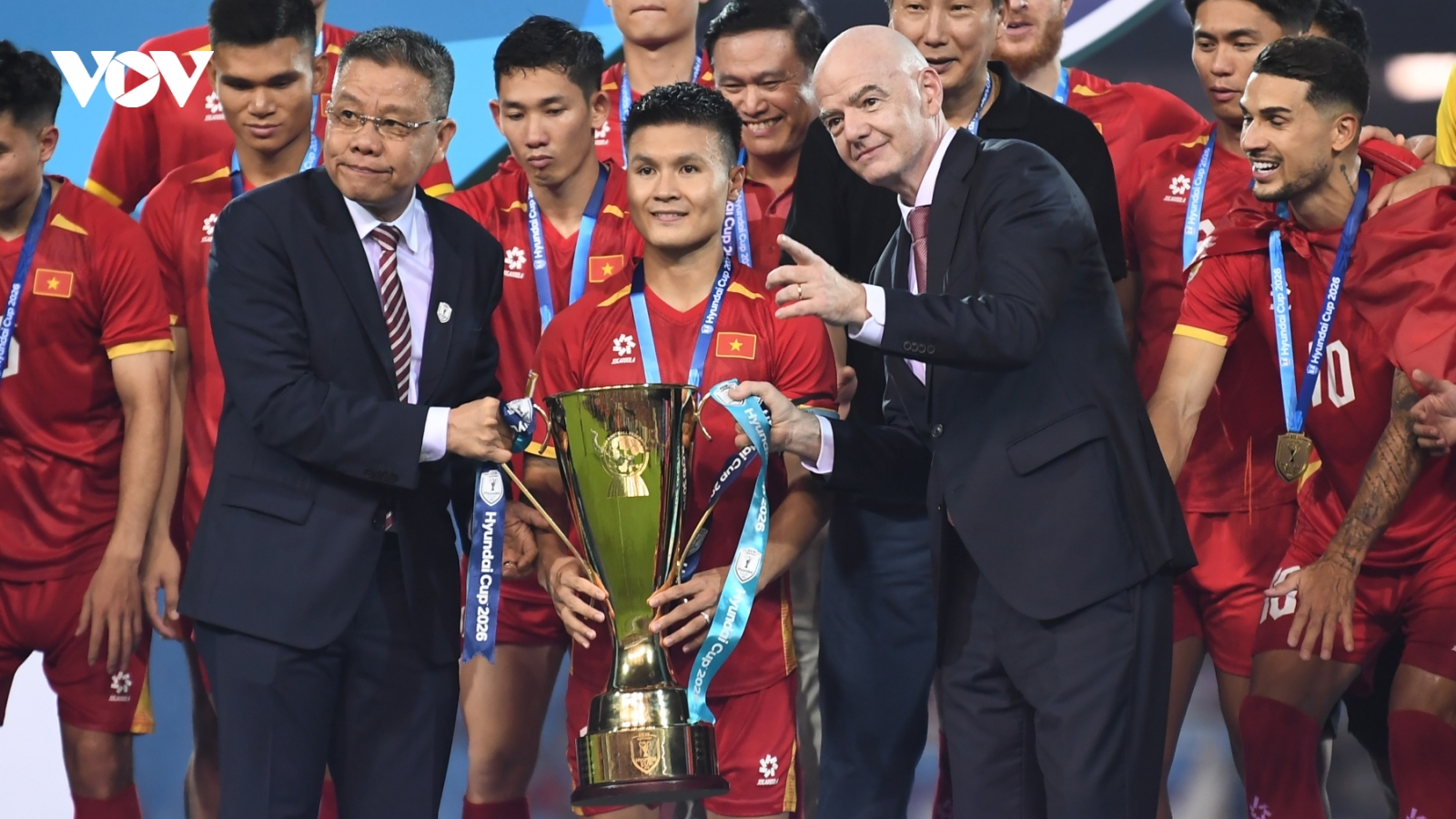 Chủ tịch FIFA Gianni Infantino cùng ĐT Việt Nam nâng cúp vô địch ASEAN Cup 2026