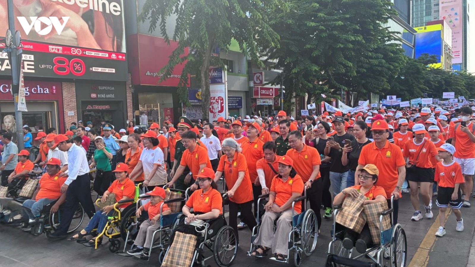 Lan tỏa yêu thương từ chương trình đi bộ vì nạn nhân da cam
