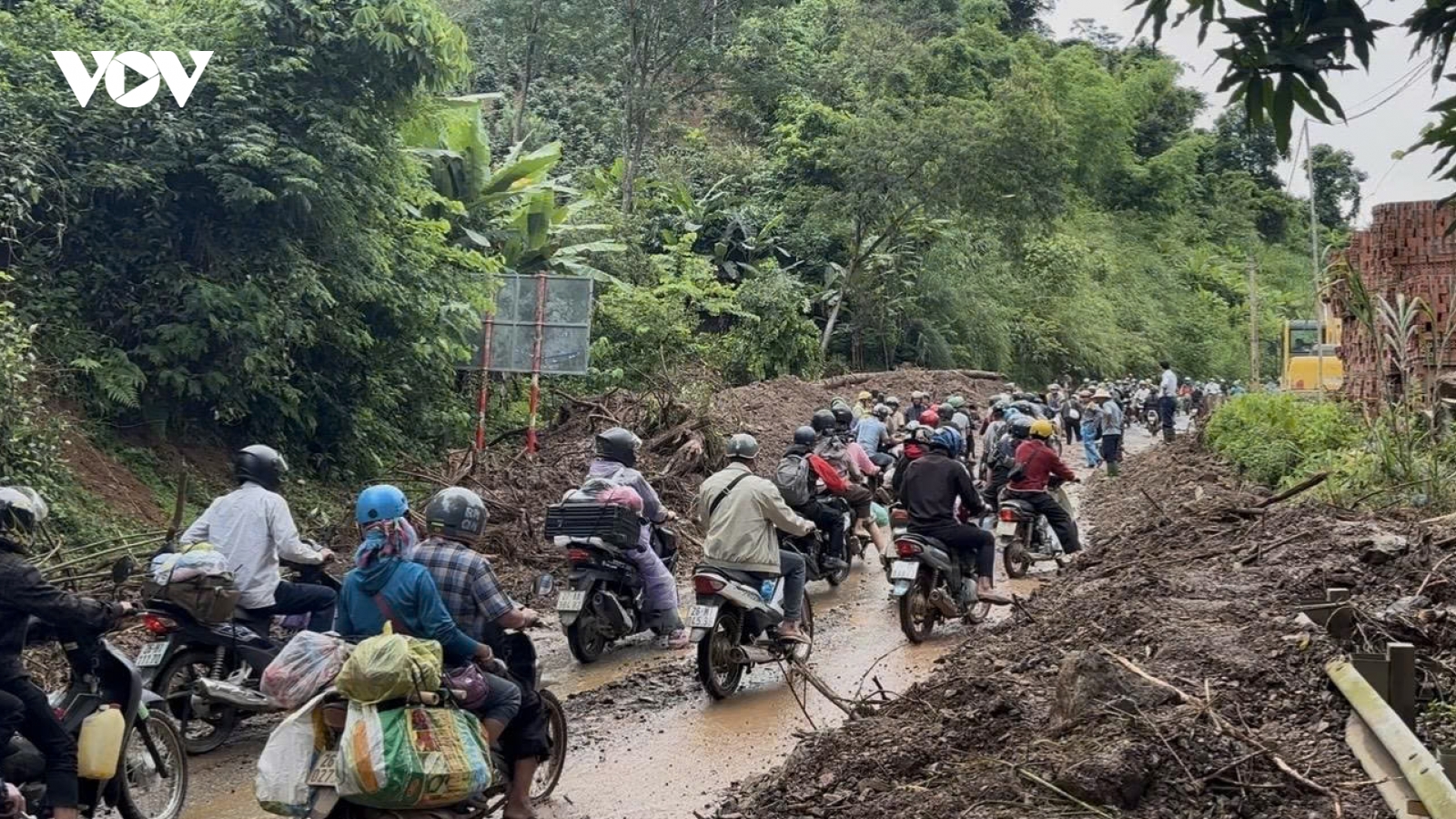 Cẩn trọng khi di chuyển trên đèo Chiềng Pấc, QL6, Sơn La