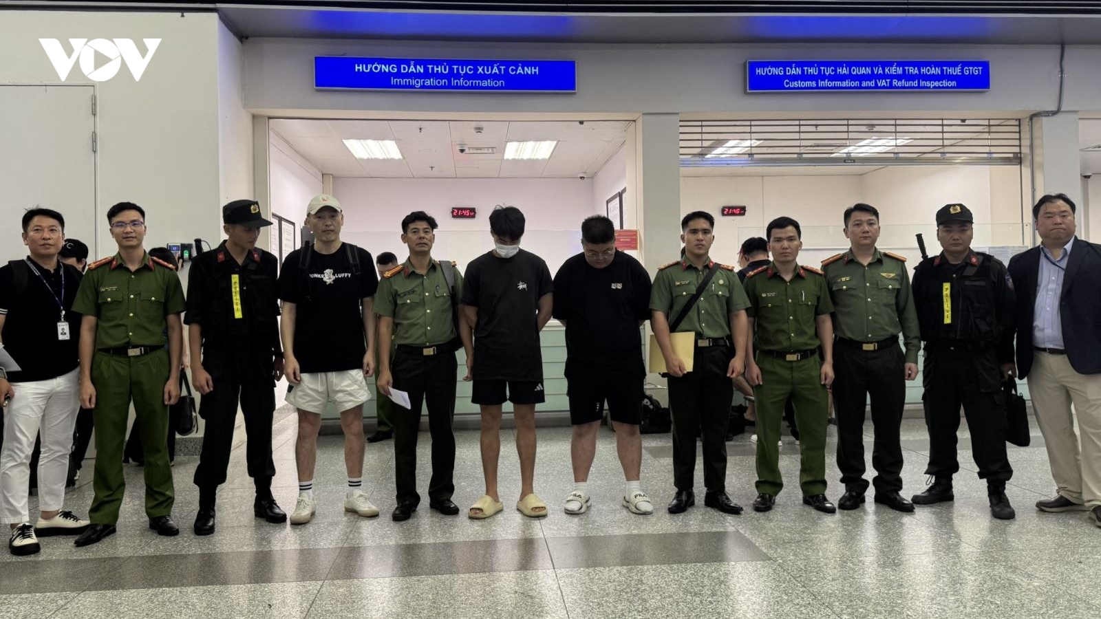 Bàn giao nhóm đối tượng bị Interpol truy nã đỏ, lừa đảo hơn 327 tỷ đồng