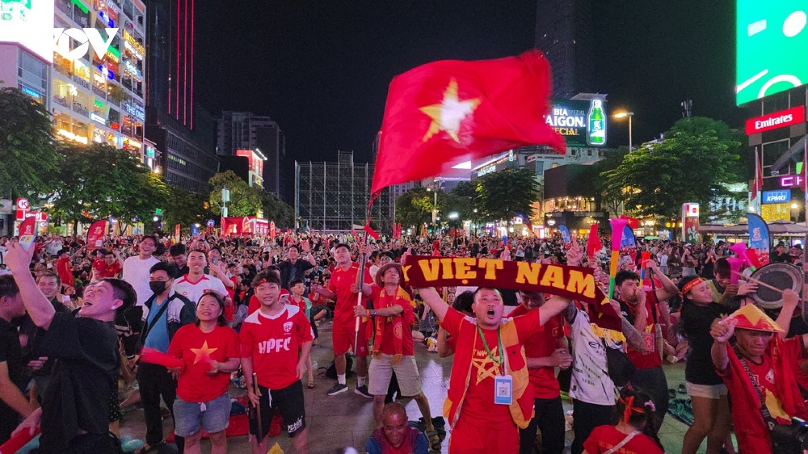Cổ động viên TP.HCM từ lo lắng đến vỡ hòa khi Việt Nam nhọc nhằn đánh bại Malaysia