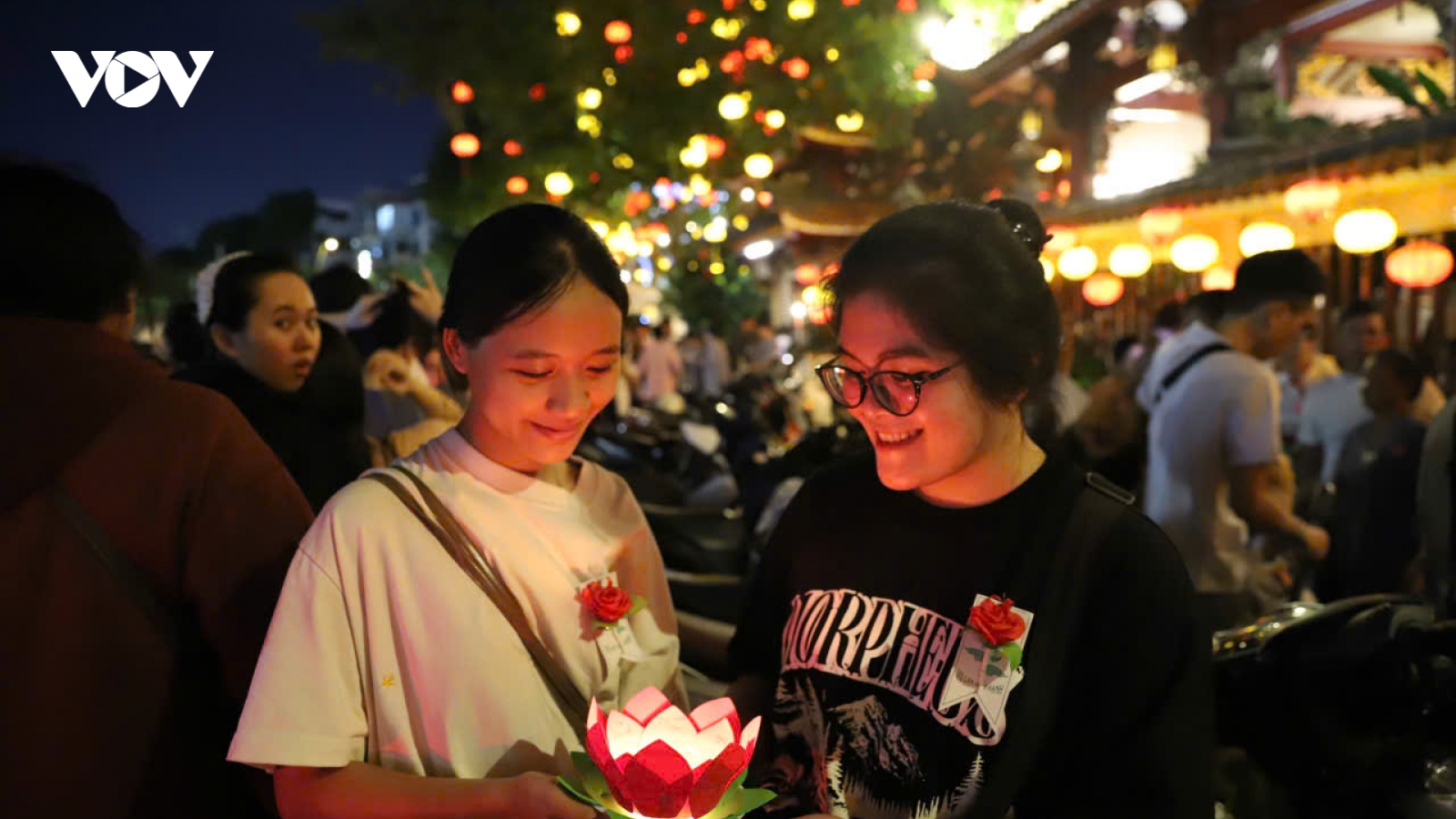 Người dân TP.HCM đến chùa cầu an, thả đèn hoa đăng đêm Vu Lan