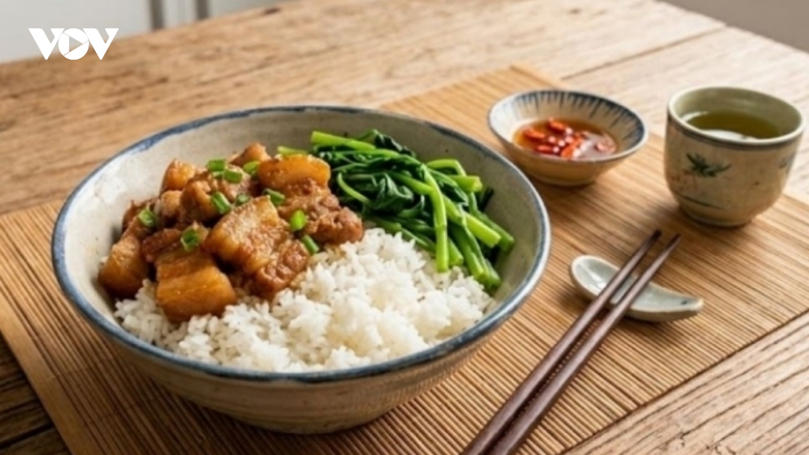 Tưởng ăn cơm buổi sáng sẽ "nặng bụng", chuyên gia dinh dưỡng nói điều bất ngờ