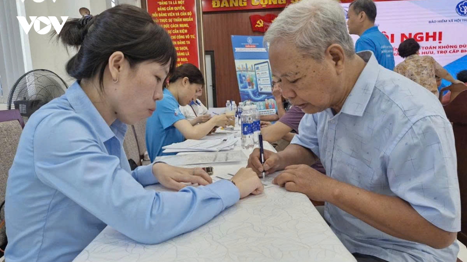 Từ 28/9, có thể nhận lương hưu qua tài khoản an sinh trên VNeID
