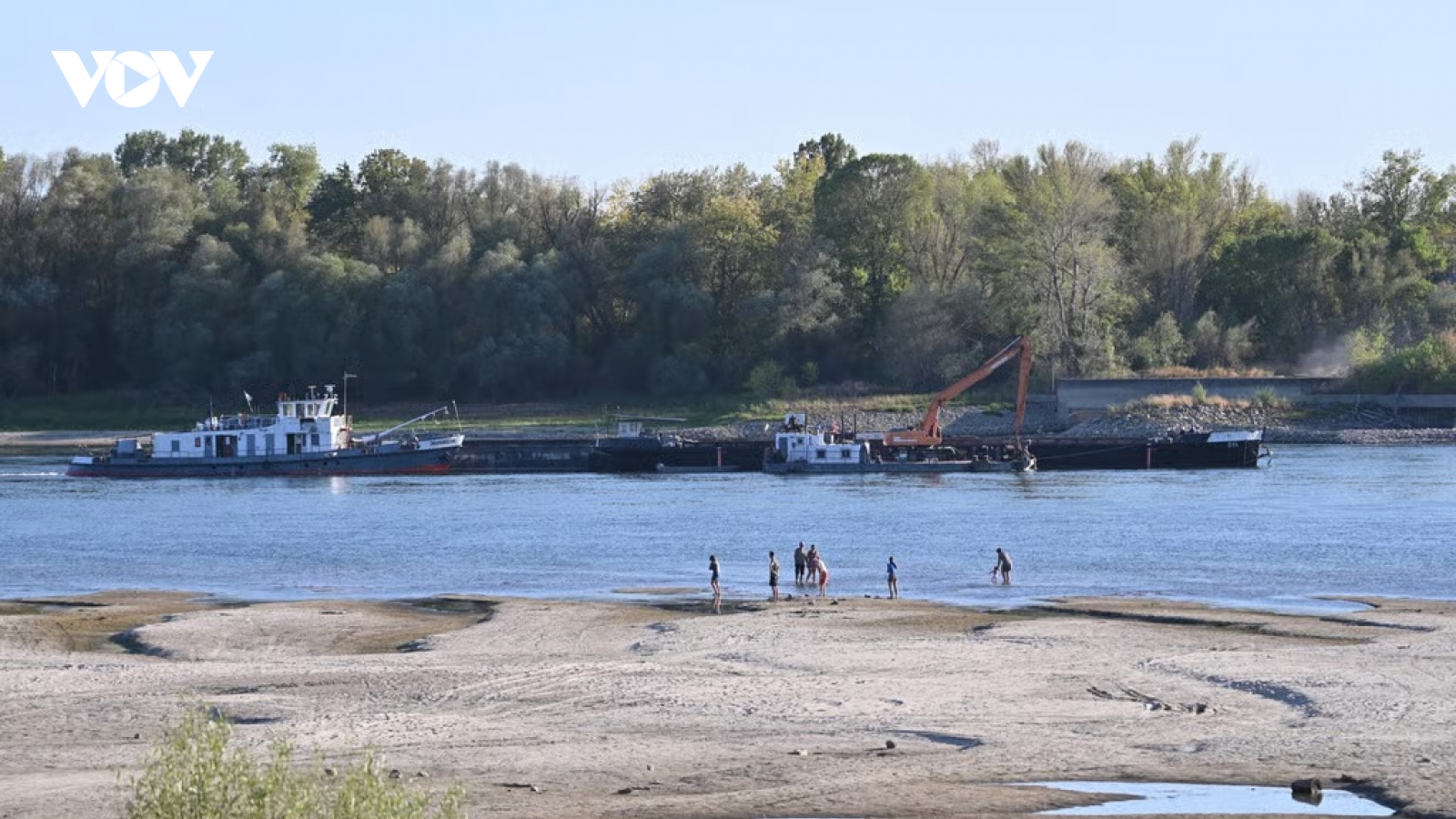 Hungary đánh chìm hai sà lan để duy trì hoạt động của nhà máy điện hạt nhân