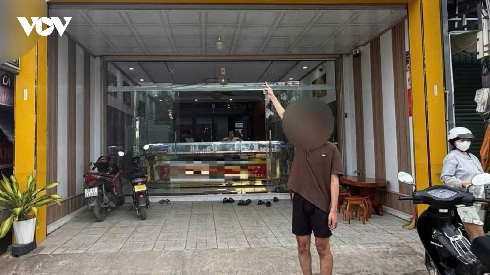 Giả làm khách mua hàng rồi cướp giật lắc tay bằng vàng
