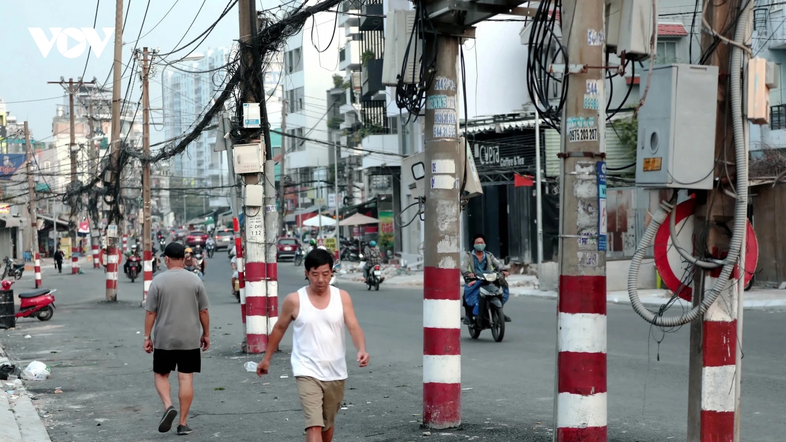 TP.HCM: Đường nghìn tỷ rộng thênh thang, trụ điện "nghênh ngang" giữa dòng xe