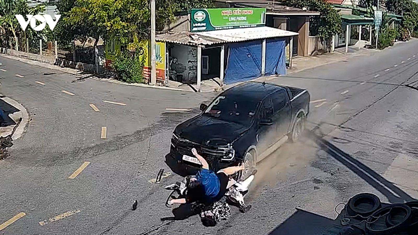 Ô tô bán tải tông văng xe máy tại ngã tư ở Nghệ An, hai người bị thương nặng