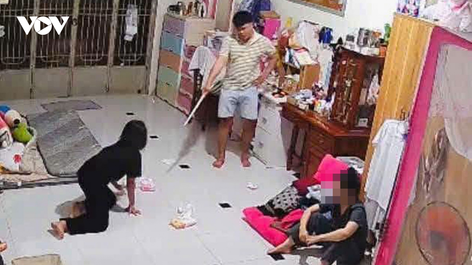 Tạm giam cha dượng hành hạ, bắt bé gái 11 tuổi quỳ đến 1 giờ sáng
