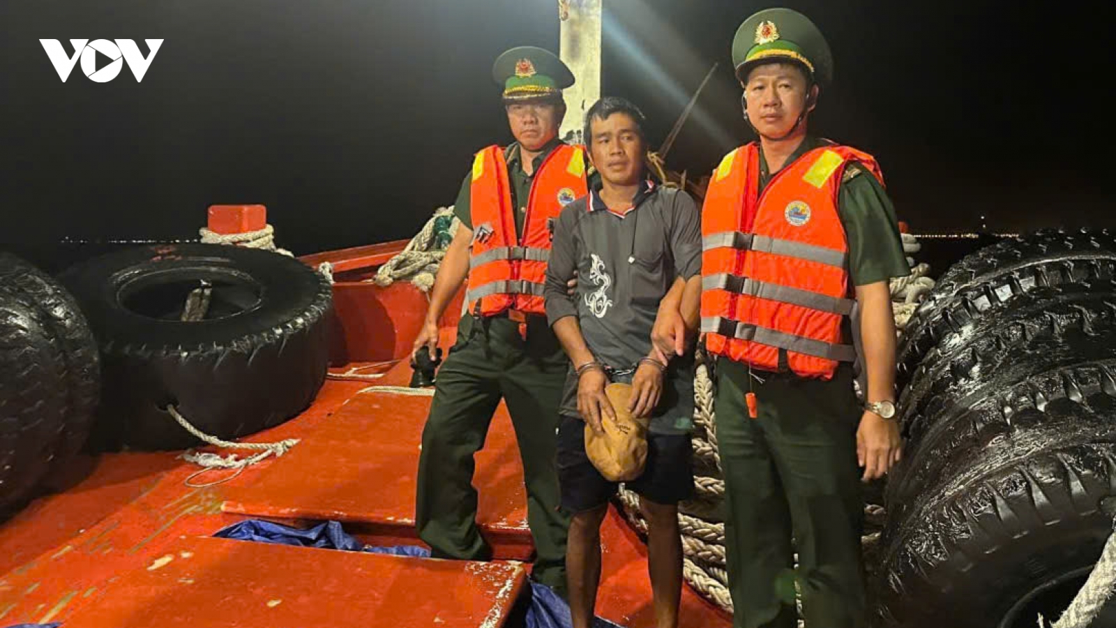 Bắt giữ bị can vụ hiếp dâm ở Vĩnh Long khi đang lẩn trốn trên tàu cá