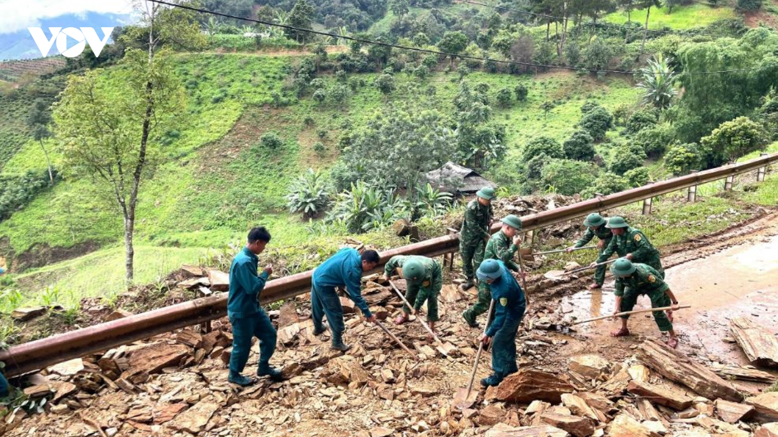 Bộ đội Biên phòng Sơn La hỗ trợ khắc phục sạt lở, tắc đường do mưa lớn