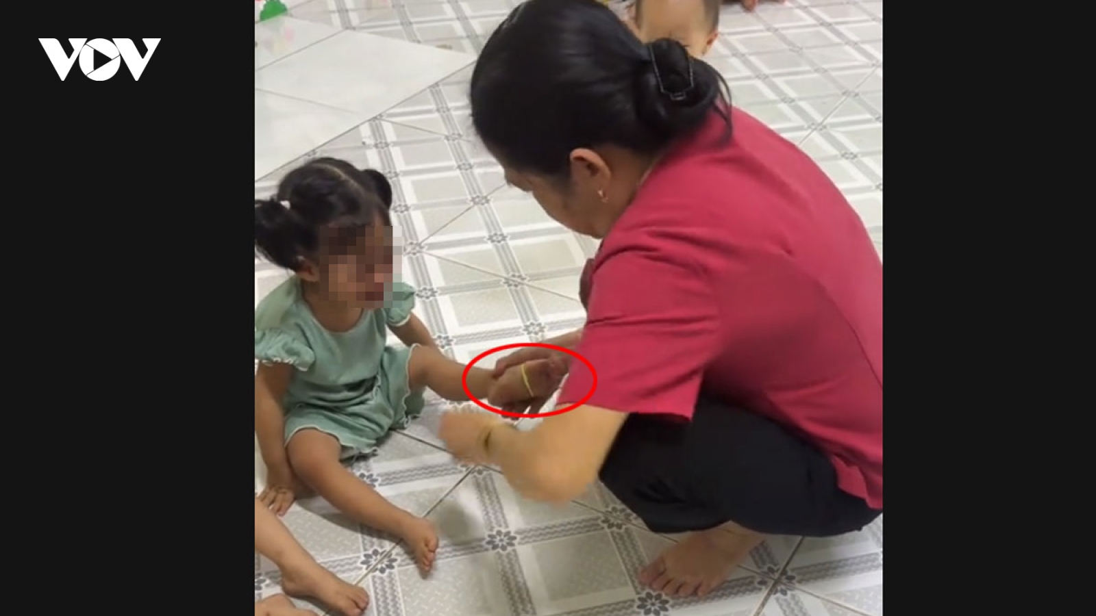 Xác minh làm rõ video bảo mẫu đánh, bắn dây thun vào chân trẻ mầm non ở TP.HCM