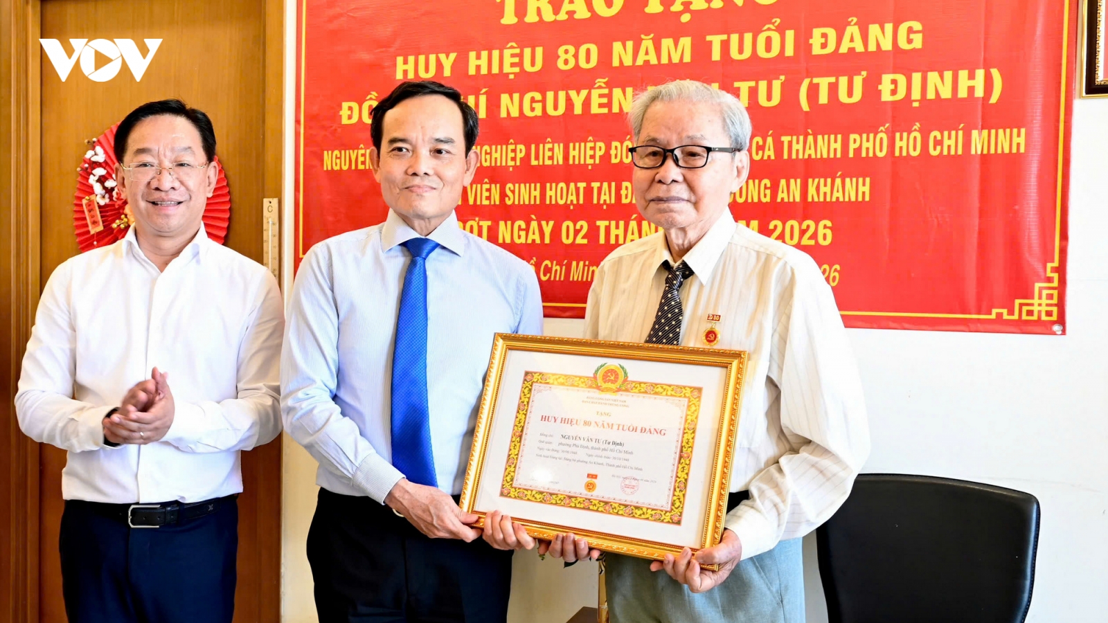 Bí thư Thành ủy TP.HCM trao Huy hiệu 80 năm tuổi Đảng cho hai đảng viên