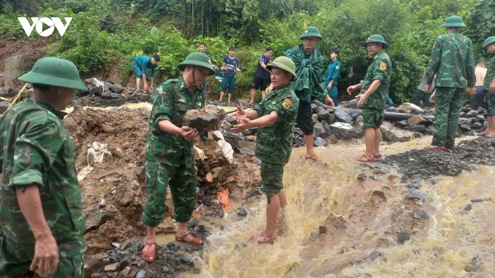 Thanh Hóa khẩn trương khắc phục sạt lở trên Quốc lộ 15C qua bản Táo