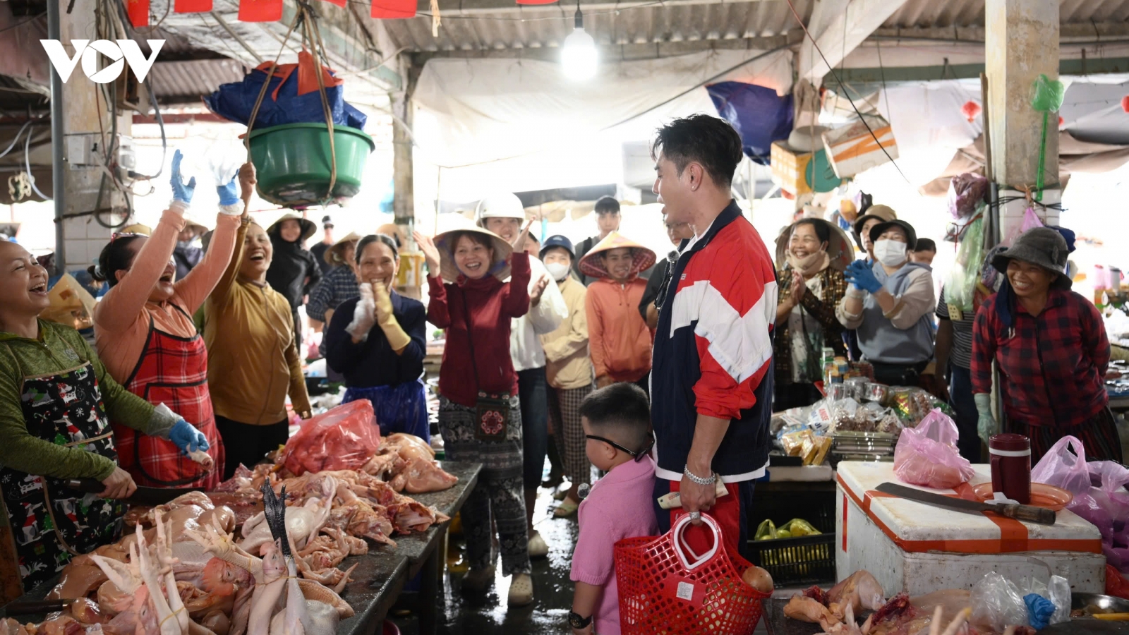 Lê Dương Bảo Lâm “náo loạn” chợ Hội An trong tập 1 Bố ơi mình đi đâu thế?