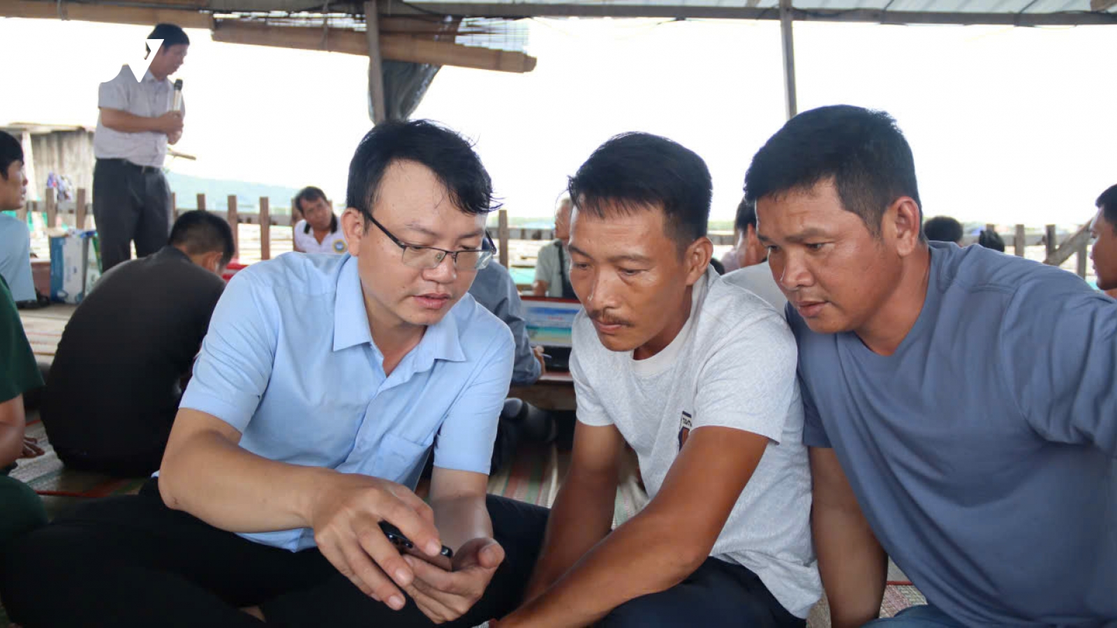 Phổ biến pháp luật thủy sản tận các bè nuôi